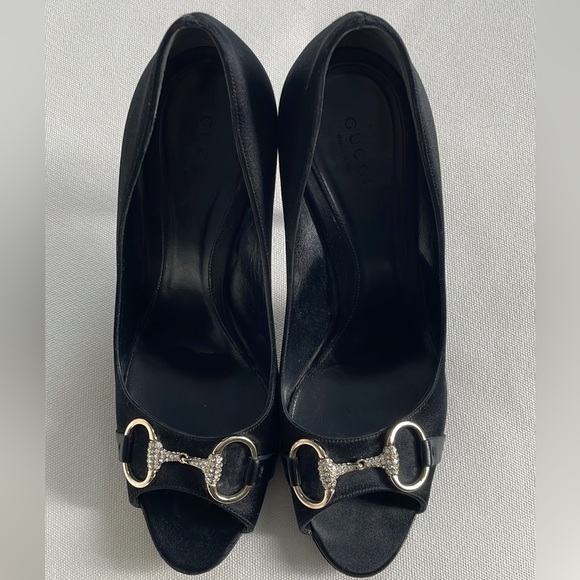 Gucci high-heeled shoes with horseshoe buckle on front. 
Black size 8.5. - Picture 9 of 10
